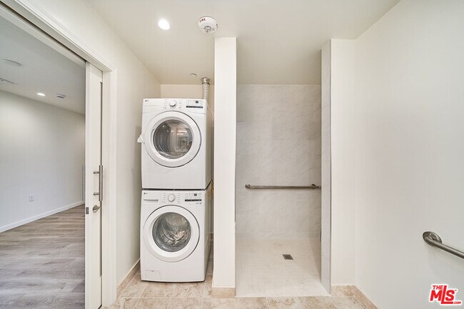 Building Photo - 951 S Wilton Pl