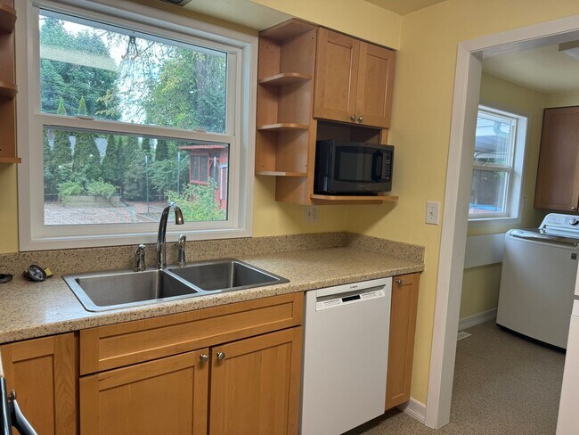 Building Photo - 4 bedroom 2 bathroom home in a great neighborhood!