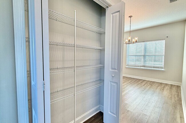 Building Photo - AVAILABLE NOW! (Pet Friendly)