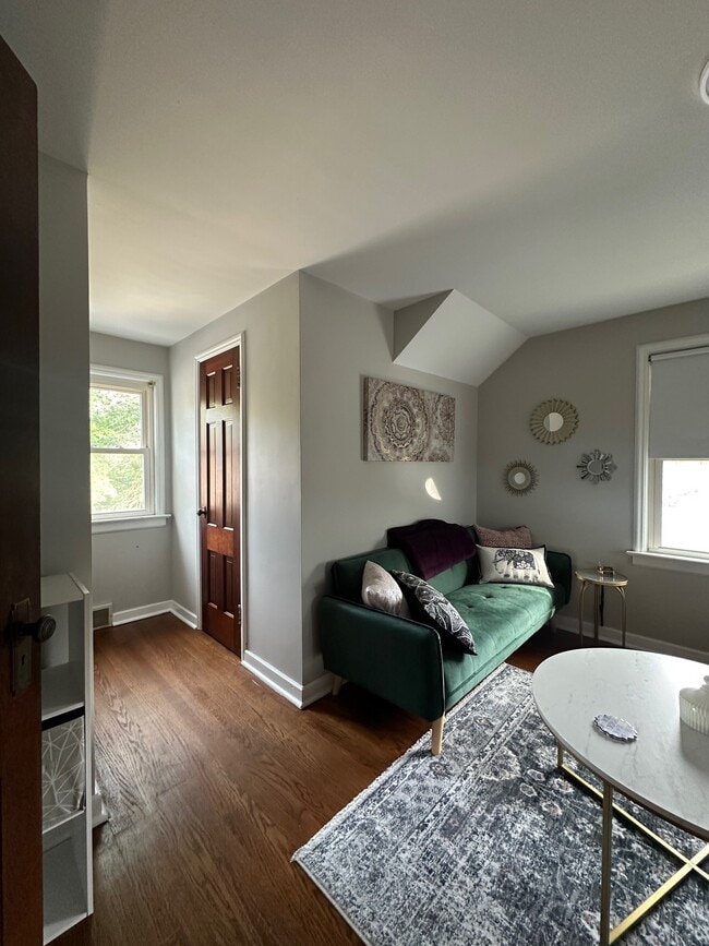 Building Photo - 932 Robinson St