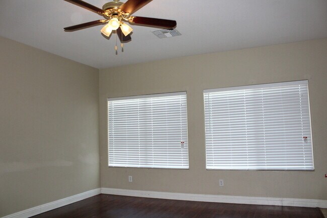 Building Photo - Beautiful 4 bedroom 2.5 bath home located ...
