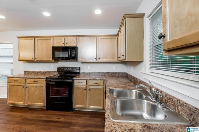 Building Photo - 875 Maple Trce