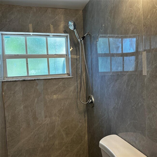 Building Photo - 732 Moffett St