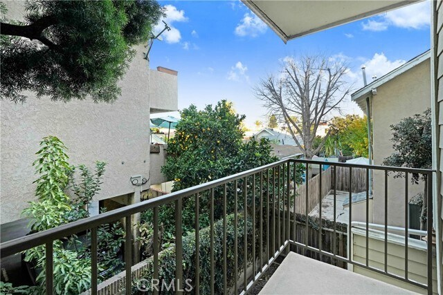 Building Photo - 1637 E 5th St