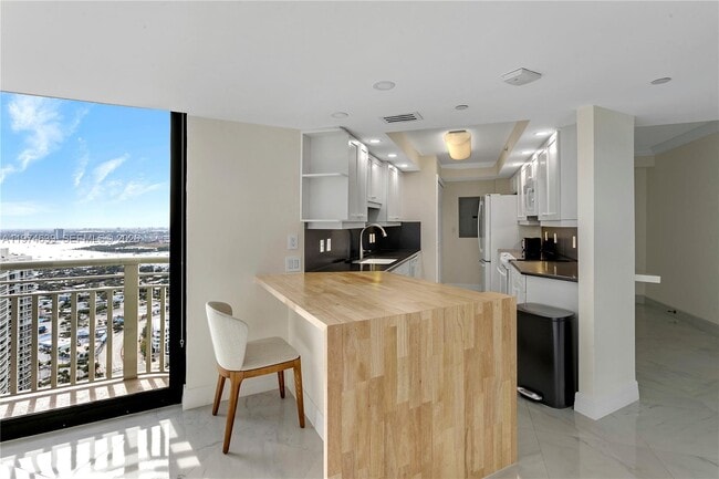 Building Photo - 3000 N Ocean Dr