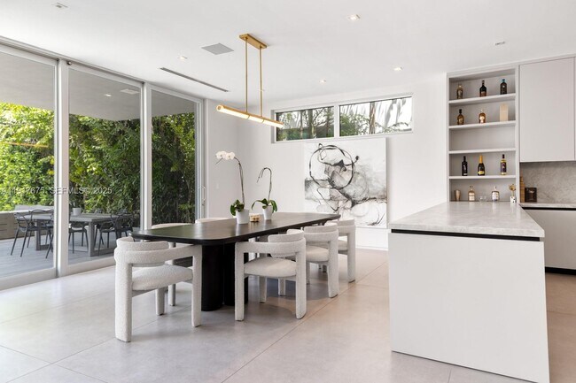 Building Photo - 1379 N Venetian Way