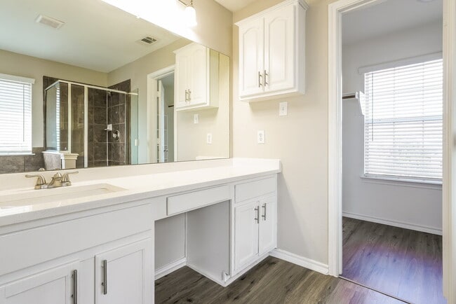 Building Photo - 521 Roundrock Ln