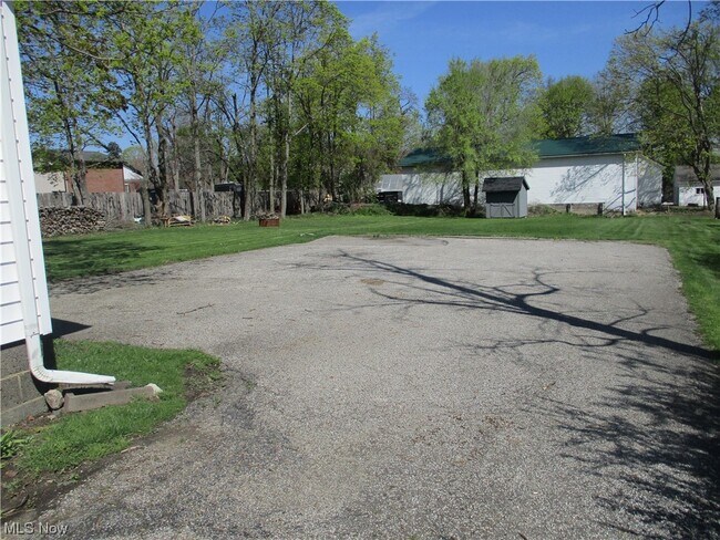 Building Photo - 13900 Kirtland St