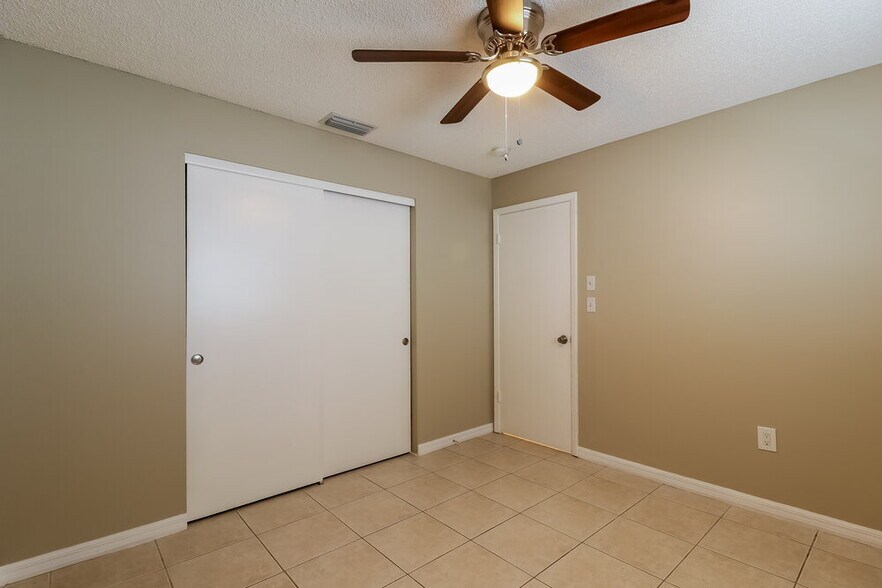 Building Photo - 1305 Jambalana Dr