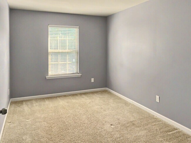 Building Photo - Move-in Ready!