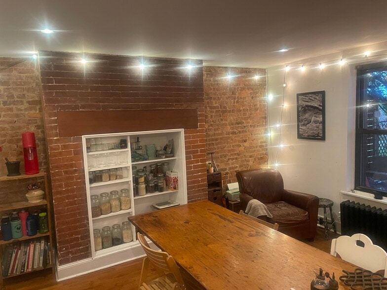 Living room / eat in kitchen - 391 8th St