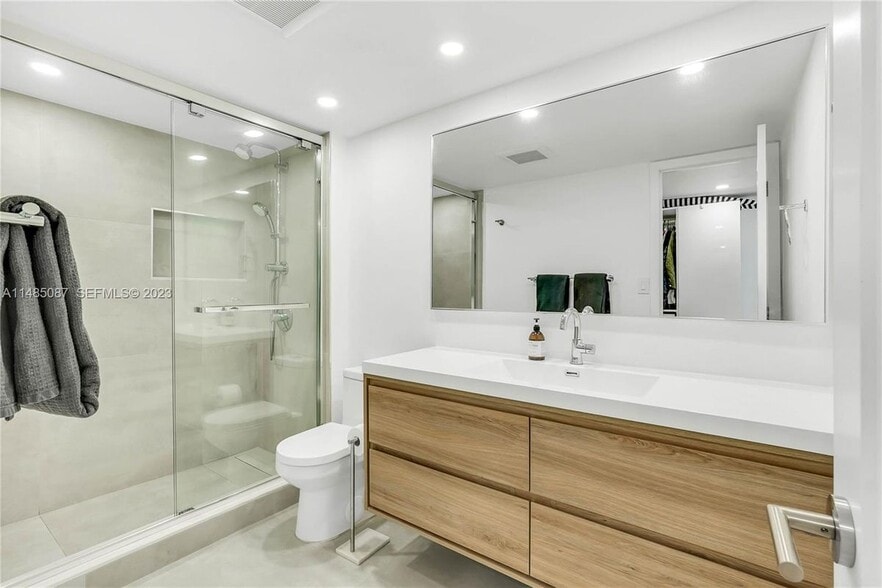 Building Photo - 780 NE 69th St