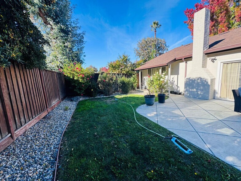 Building Photo - 7185 Via Colina