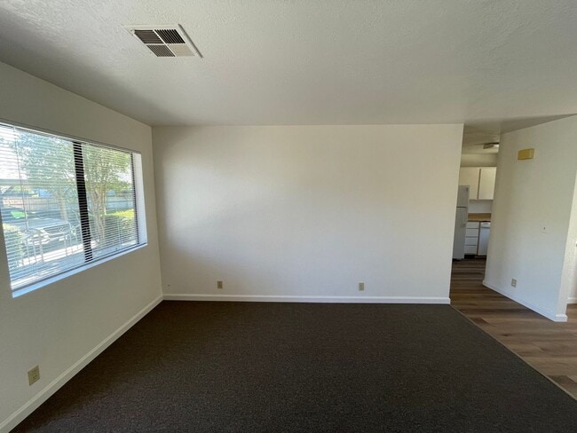 Building Photo - La Tierra Garden Apartments (2 Bed 1 Bath)