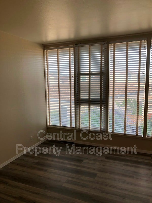 Building Photo - 451 Dela Vina Ave