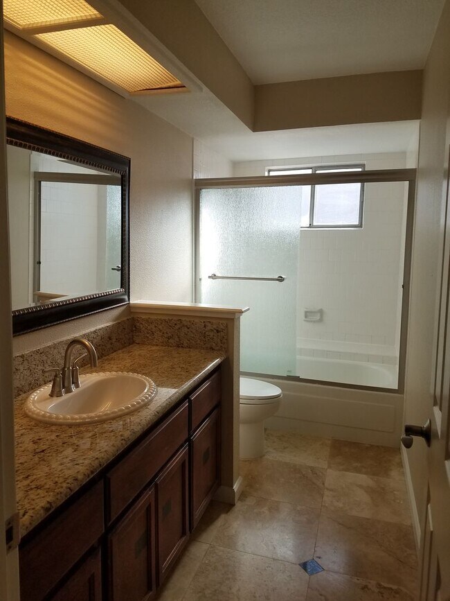 Building Photo - Lovely Roseville Home Close to School, Sho...