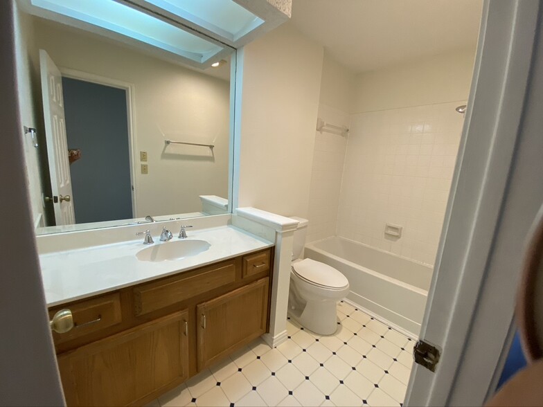 Upstairs bath - 9012 Frostwood Trail