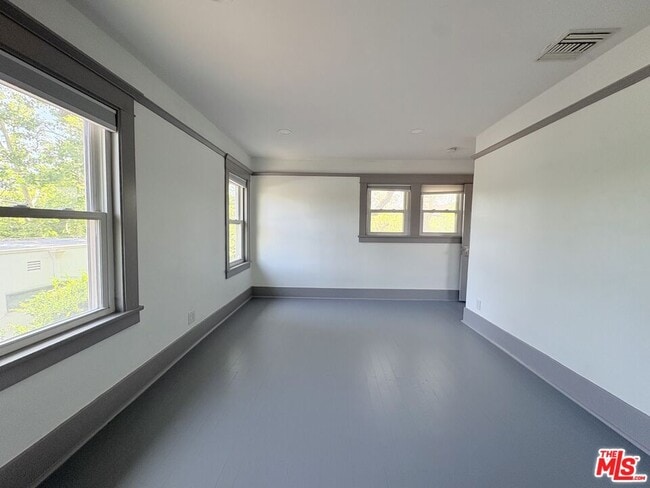 Building Photo - 613 N Lucerne Blvd