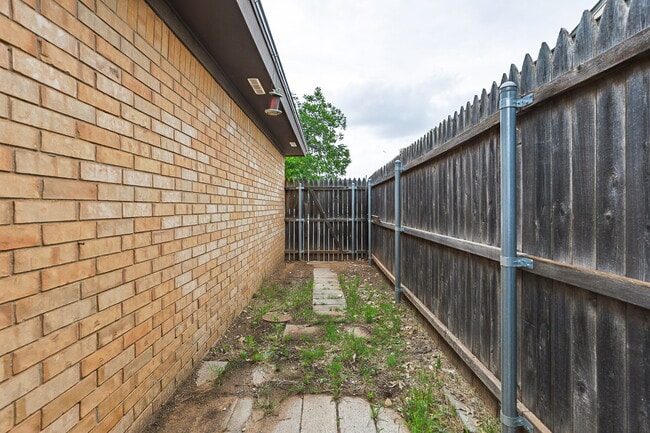 Building Photo - Beautifully Updated Duplex in South Lubbock!