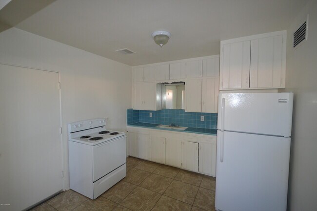 Building Photo - 1152 N Santa Rosa Ave