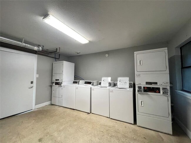 Building Photo - Two Story 1bd/1ba Condo Available Now in T...