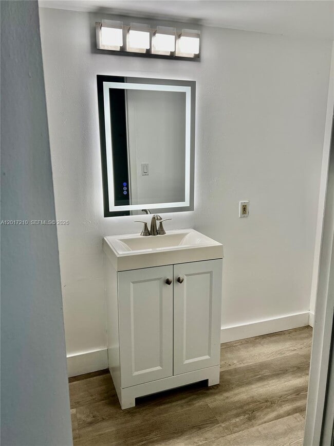Building Photo - 540 Brickell Key Dr