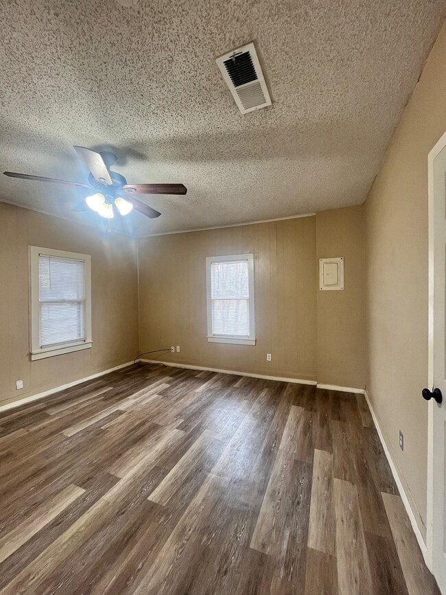 Building Photo - 119 S 5th St