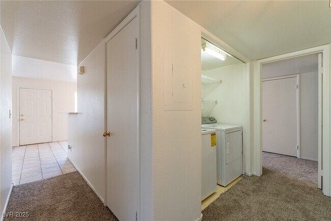 Building Photo - 3061 Key Largo Dr