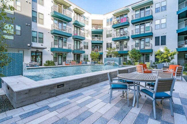 Building Photo - 555 N College Ave