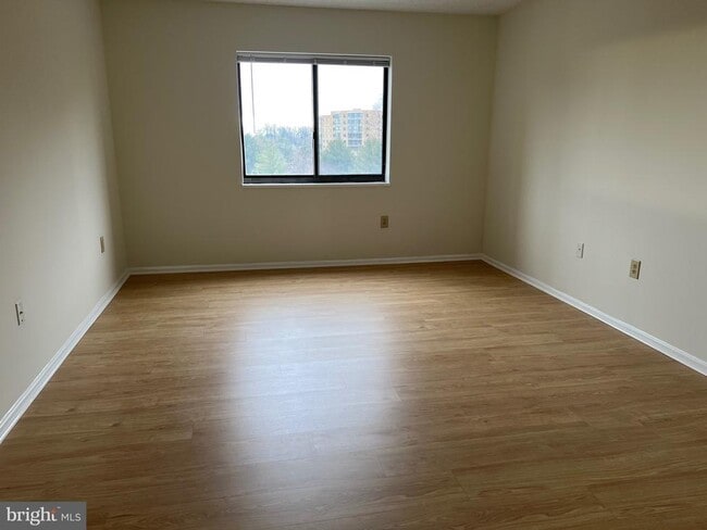 Building Photo - 15100 Interlachen Dr