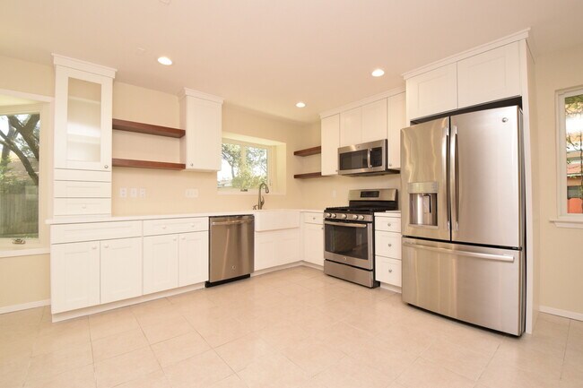 Building Photo - 4/3 w/ Fenced yard & enclosed patio!