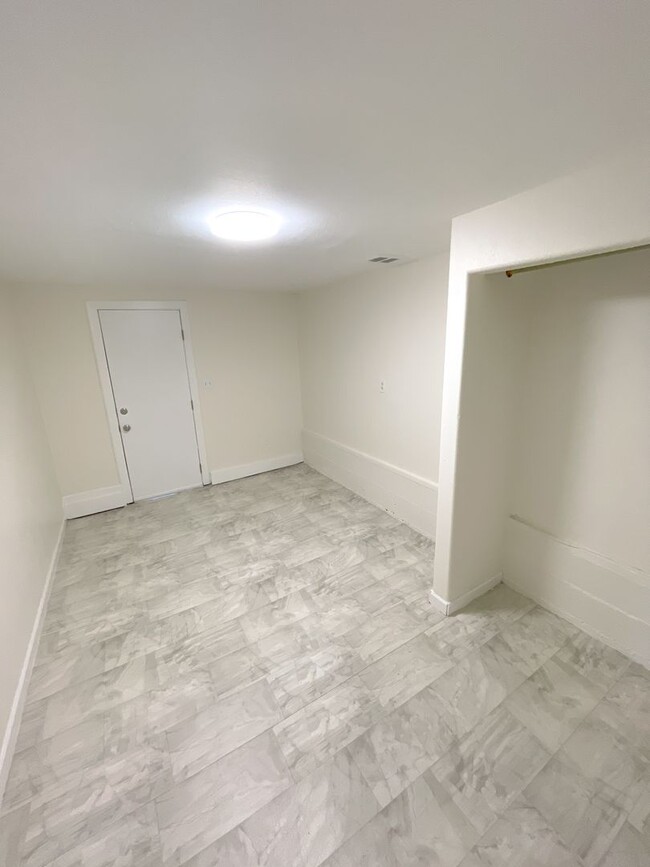 Building Photo - MOVE IN READY! 3 Bedroom, 2 bath Multi-Lev...