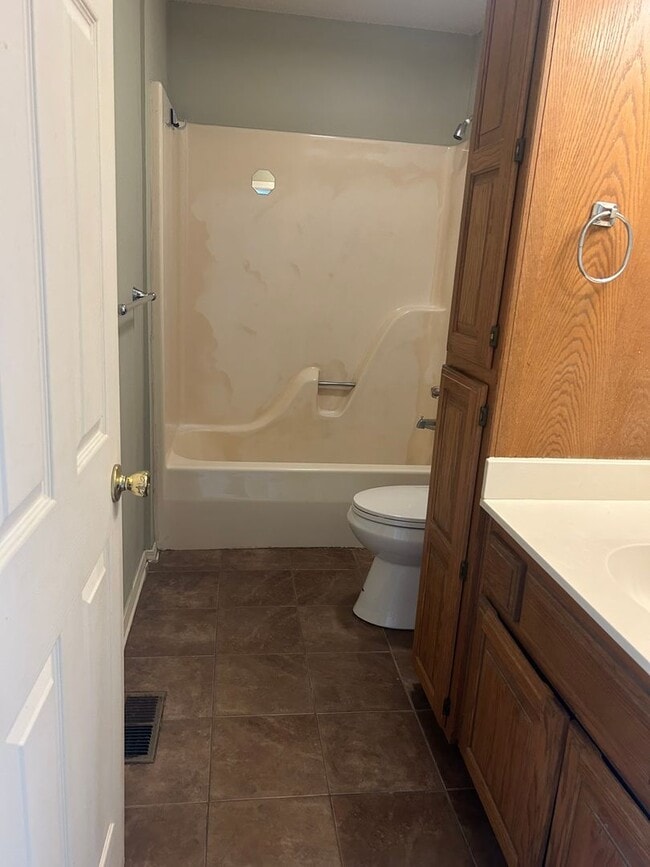 Building Photo - 1009 SE J St