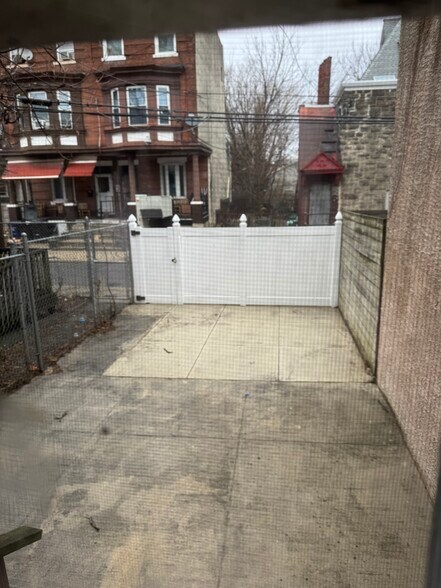 Private backyard with gated fence - 3211 W Montgomery Ave
