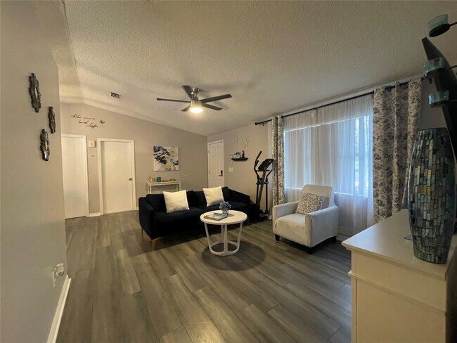 Building Photo - 1150 SW Jumper St