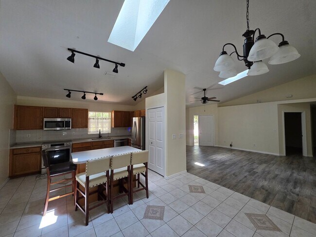 Building Photo - Pool Home in Vero Lake Estates 3/3 with Bonus Room