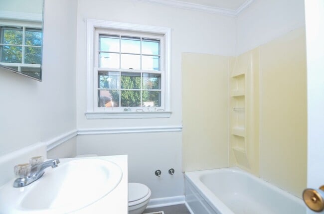 Building Photo - Quaint Charlotte Park Home