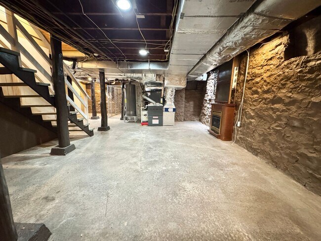 Building Photo - 5 Bedroom Home Between 12 South and Oak Hill