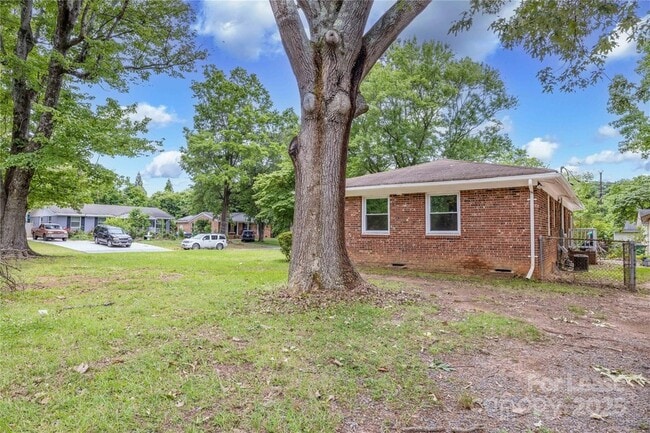 Building Photo - 4438 Gainsborough Rd