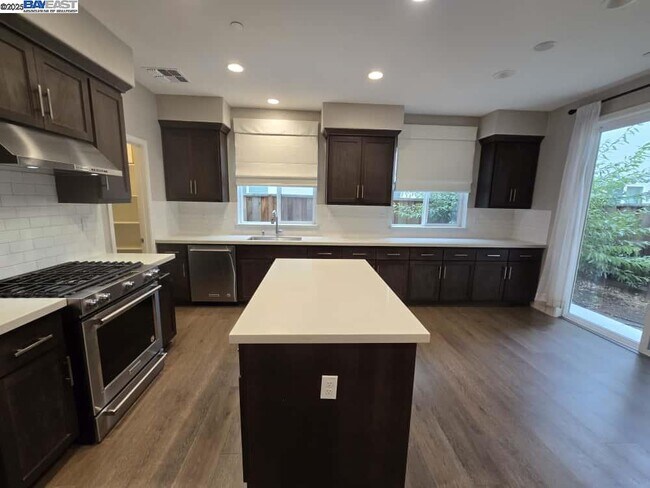 Building Photo - 8553 Waveside Wy