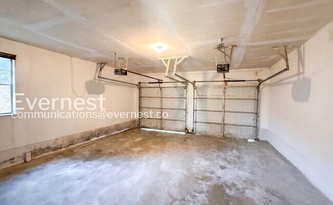 Building Photo - 3 Bed, 2 Bath Home with Fenced Yard & Garage / Pet-Friendly / Available Now!