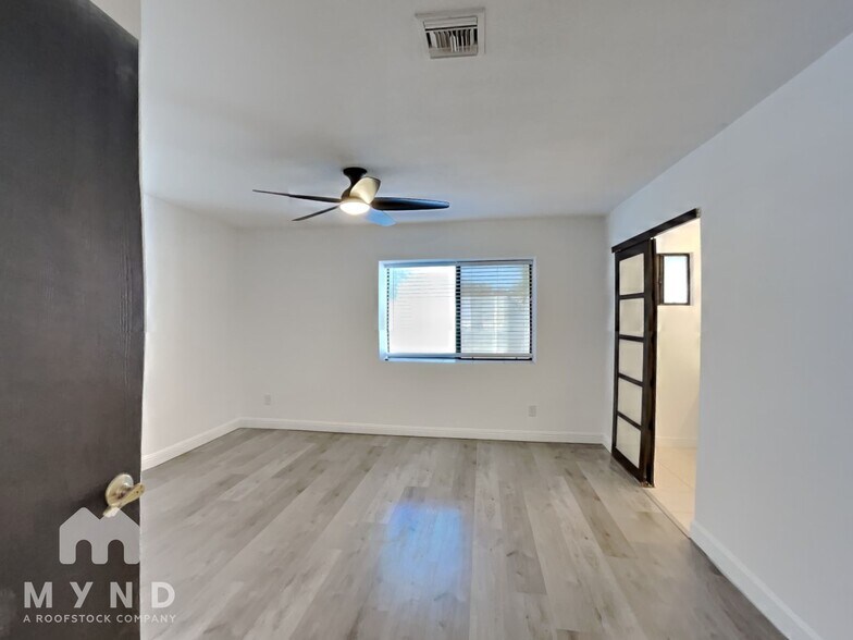 Building Photo - 370 S Pemberton Ave