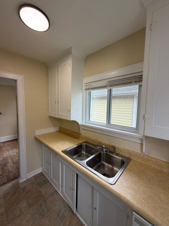 Building Photo - 2 Bed / 1 Bath House for Rent — Lansing, MI