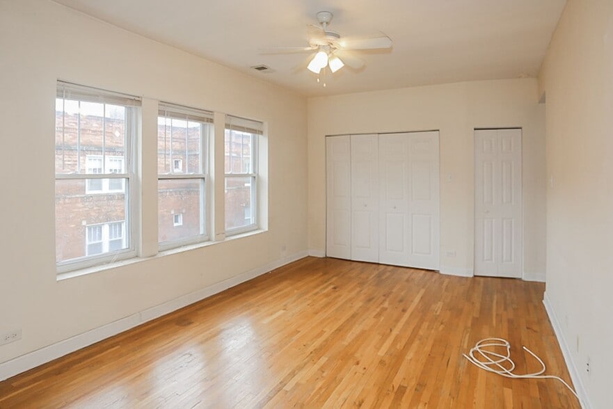 Interior Photo - 3521-29 N. Broadway