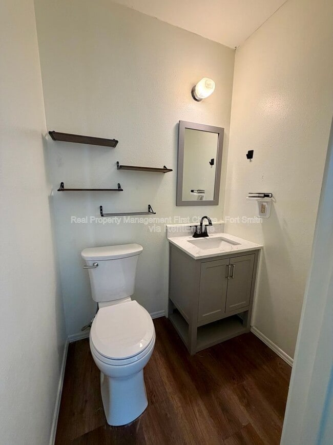 Building Photo - 904 Hillside Dr