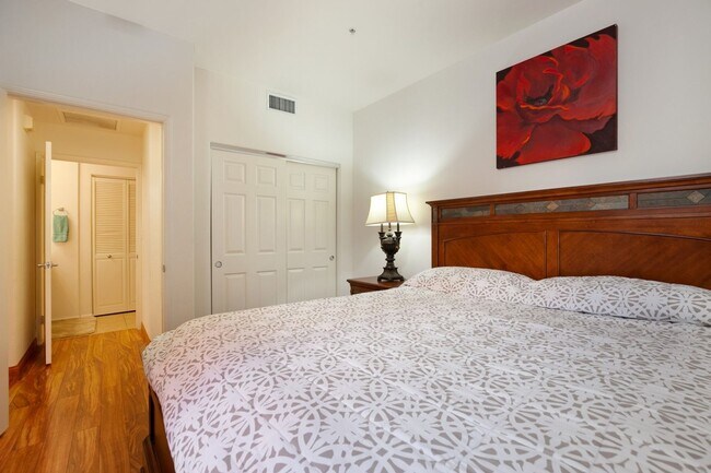 Building Photo - Furnished 2 bedroom with flex office space near Convention Center Downtown!