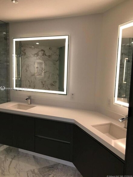 Building Photo - 851 NE 1st Ave