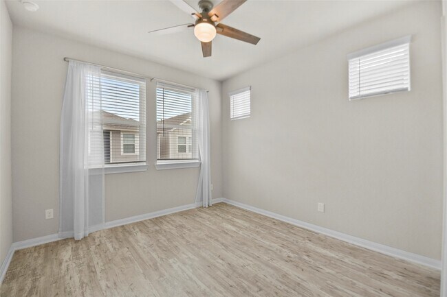 Building Photo - 9911 Brickhouse Dr