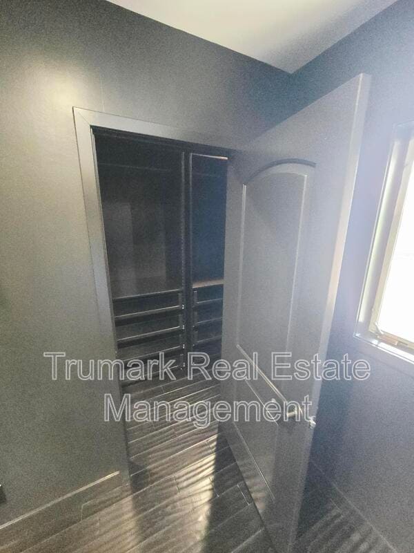 Building Photo - 12426 Moorpark St