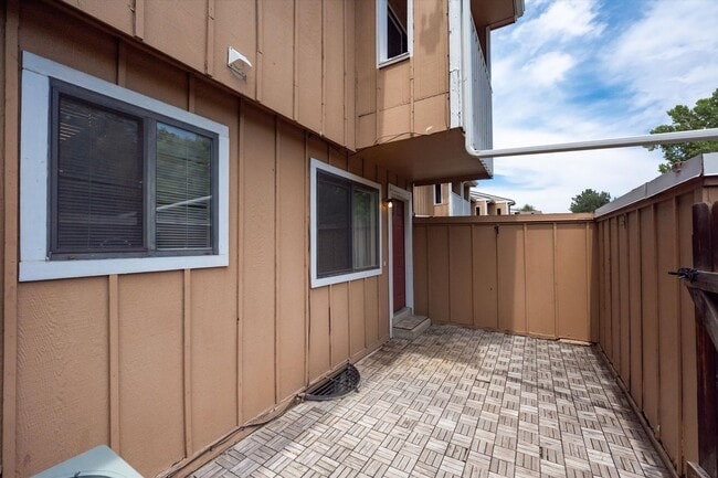 Building Photo - 2 bedroom 3 bath Updated townhome in Lakewood!